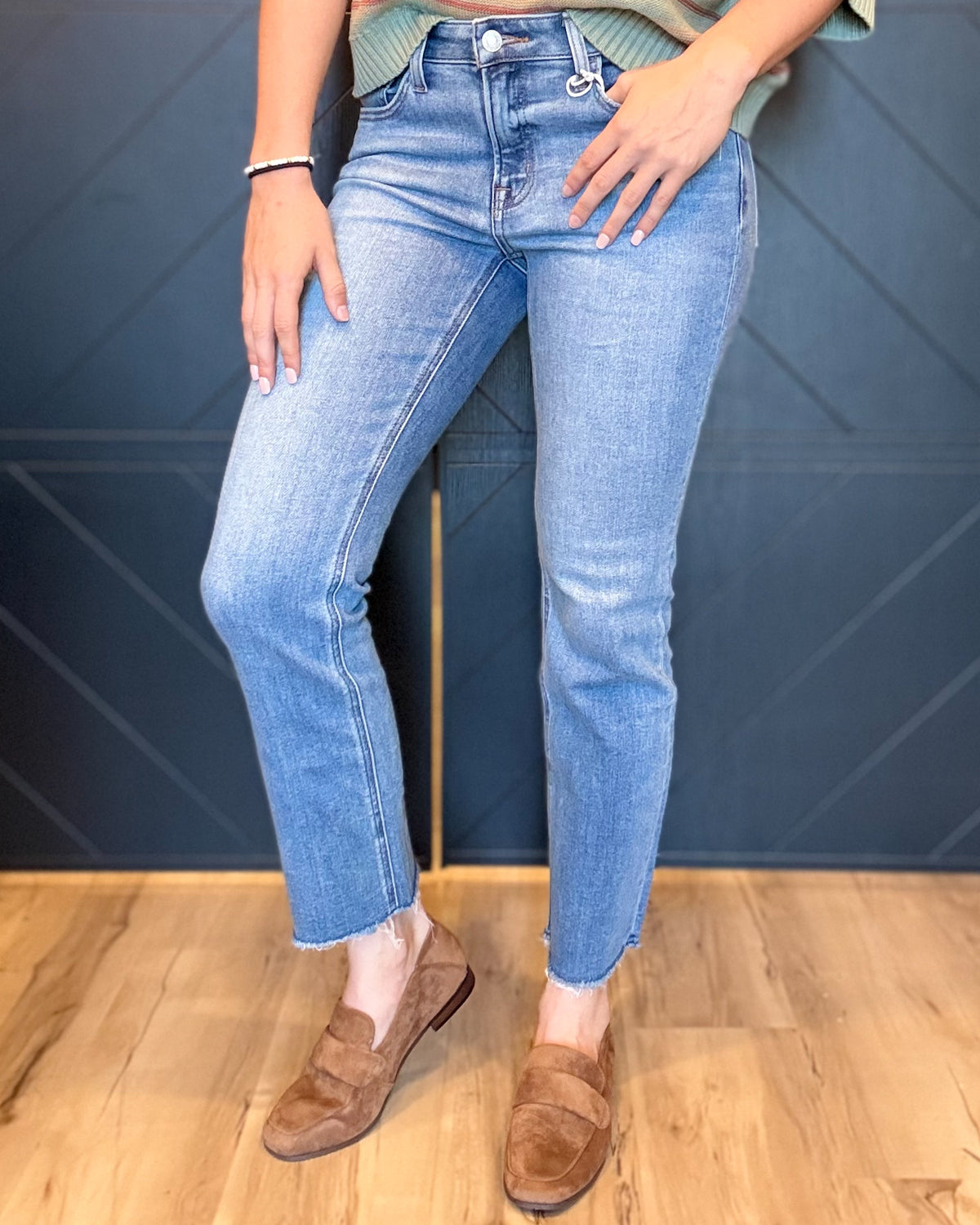 Melissa-Mid Rise Medium Wash Crop Straight Leg-V2750N