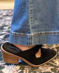 Corky's Oh Bow She Didn't-Black